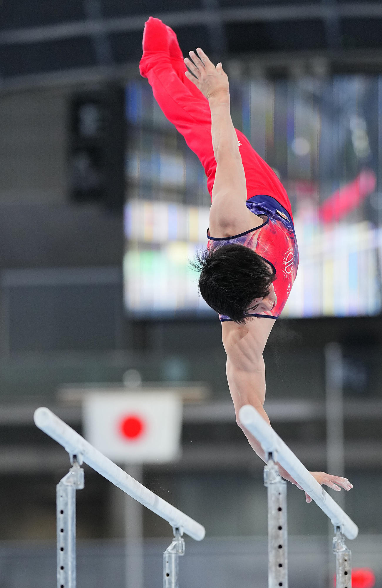 男子決勝、平行棒の演技をする橋本（撮影・垰建太）