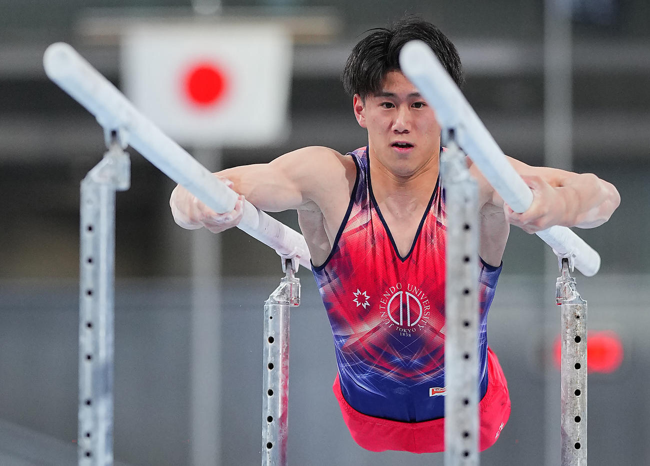 男子決勝、平行棒の演技をする橋本（撮影・垰建太）