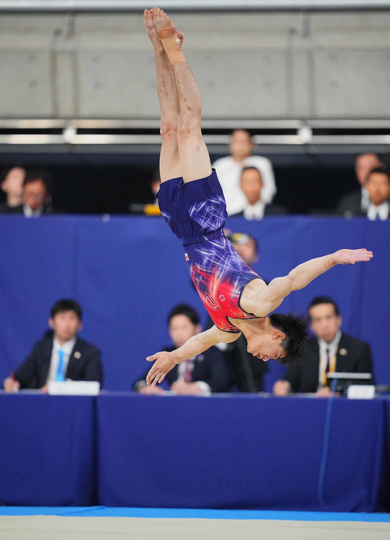 男子決勝、ゆかの演技をする橋本（撮影・垰建太）