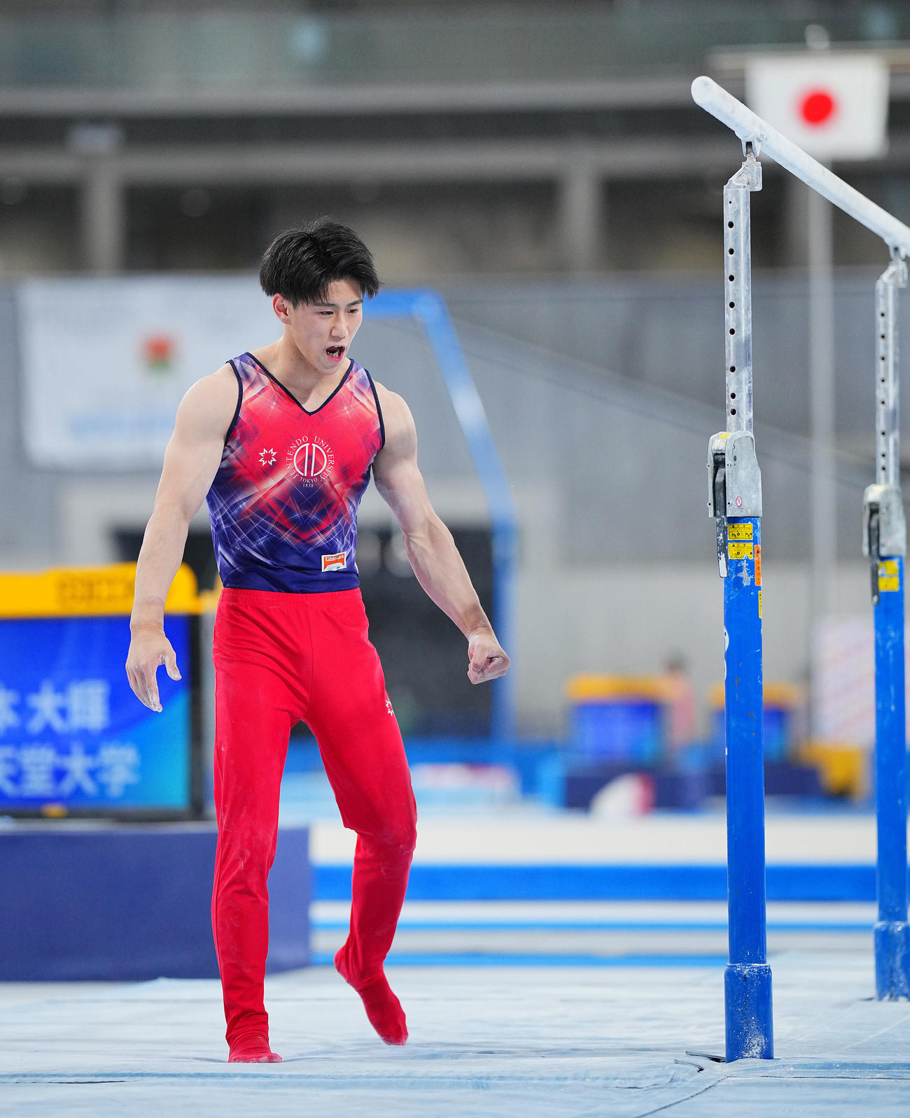 男子決勝、平行棒の演技を終え力強くガッツポーズする橋本（撮影・垰建太）