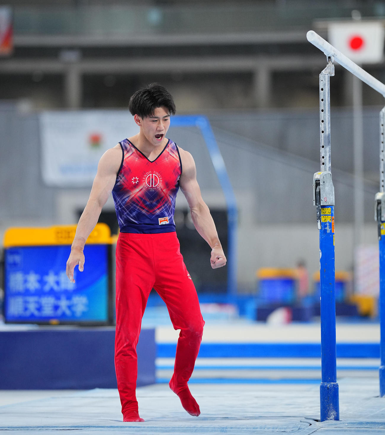 男子決勝、平行棒の演技を終え力強くガッツポーズする橋本（撮影・垰建太）