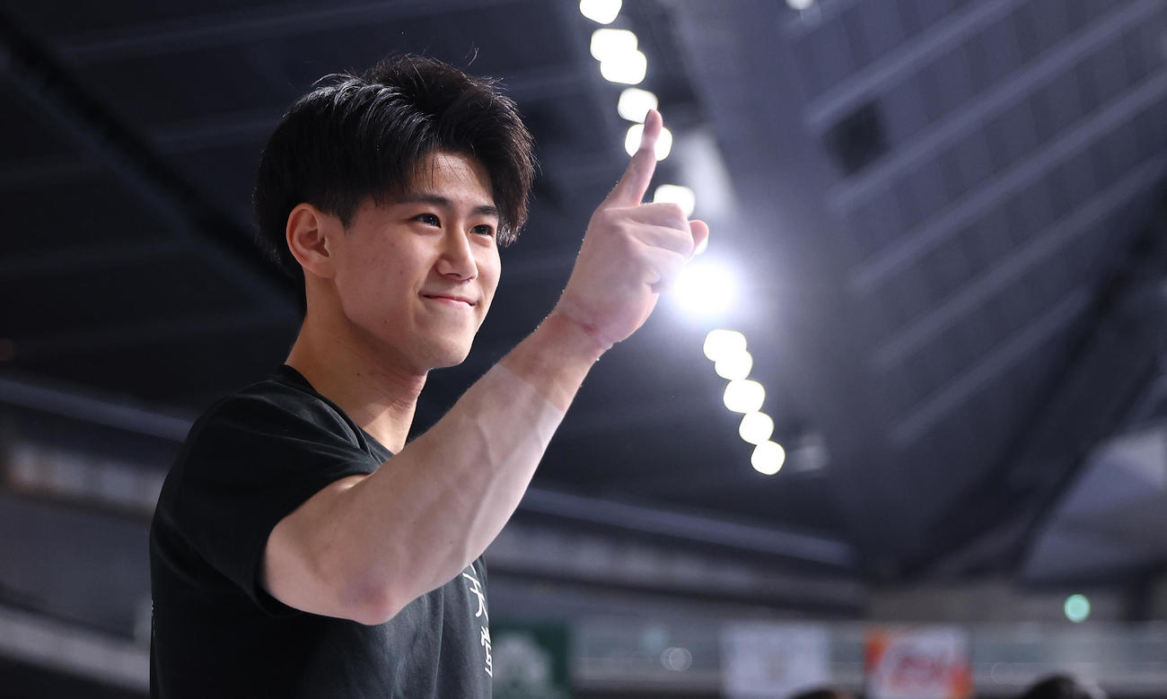 男子決勝、最終結果で優勝が決まり3連覇を達成した橋本（撮影・垰建太）