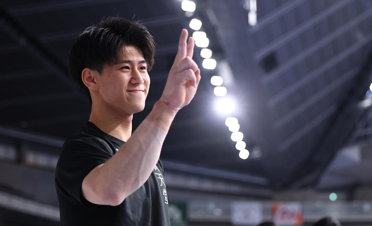 男子決勝、最終結果で優勝が決まり3連覇を達成した橋本（撮影・垰建太）