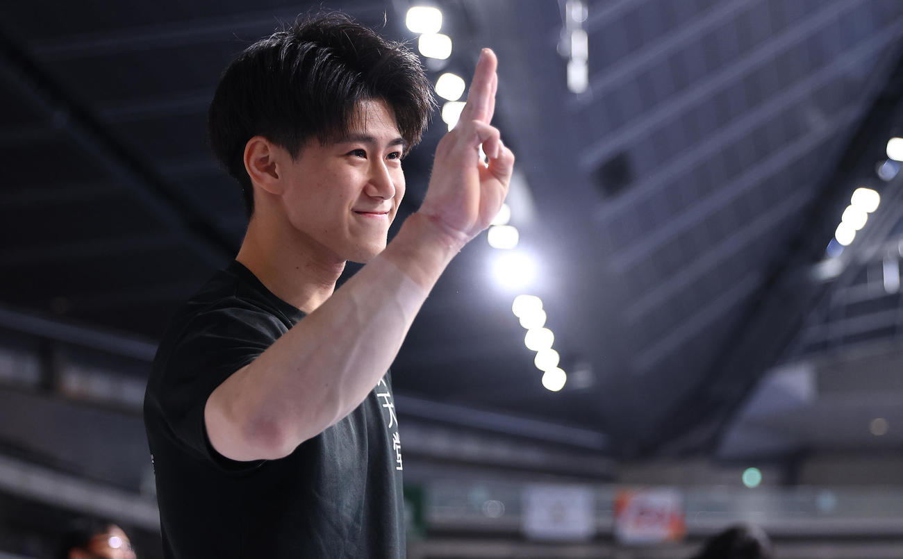 男子決勝、最終結果で優勝が決まり3連覇を達成した橋本（撮影・垰建太）