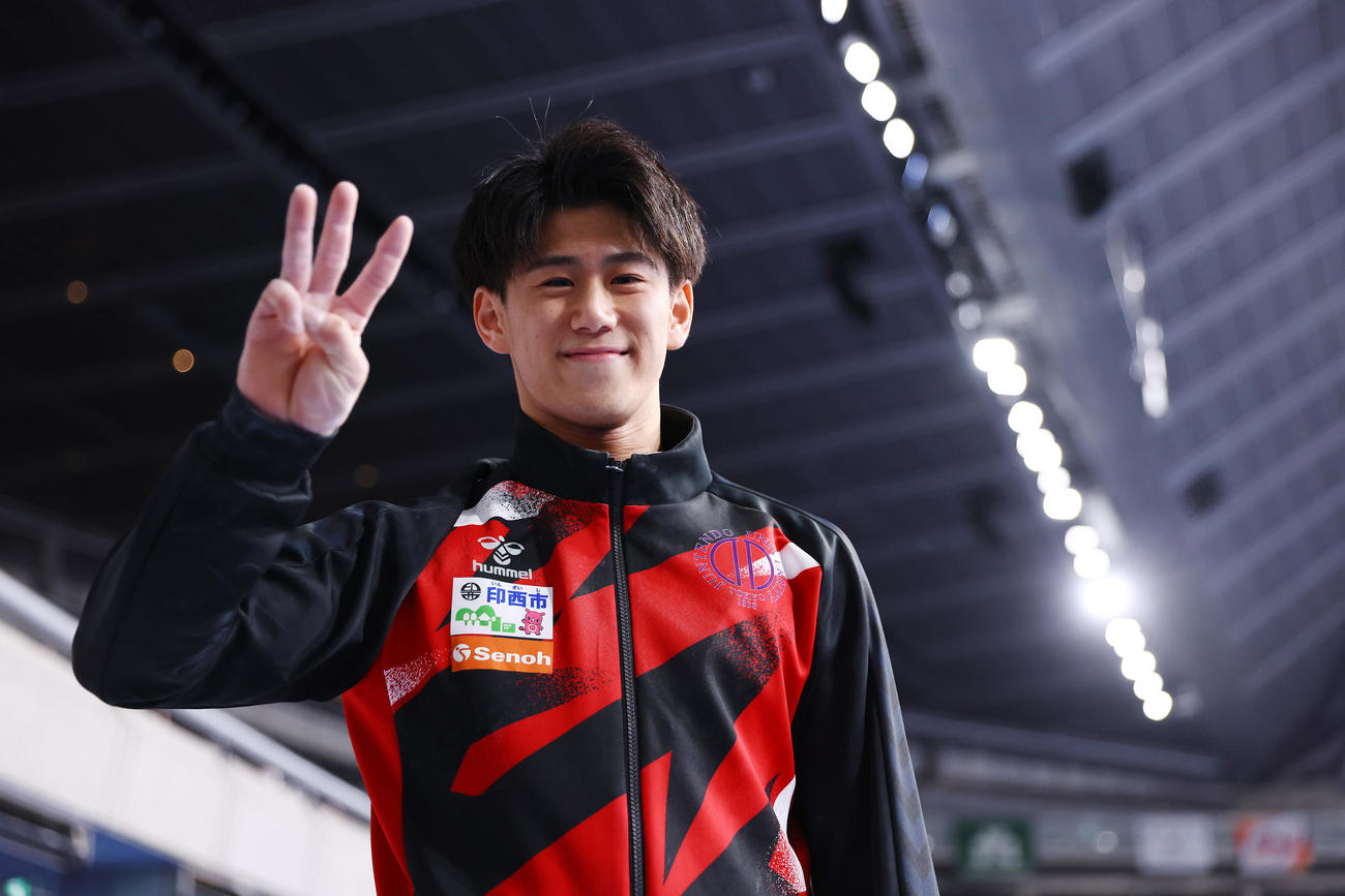 男子決勝、最終結果で優勝が決まり3連覇を達成した橋本は笑顔でポーズを決める（撮影・垰建太）