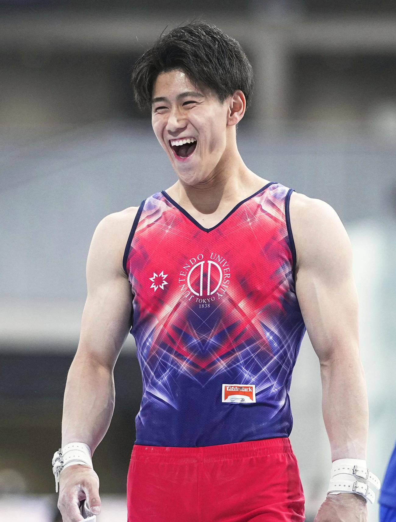 男子個人総合決勝　鉄棒の演技を終え、笑顔の橋本大輝（共同）