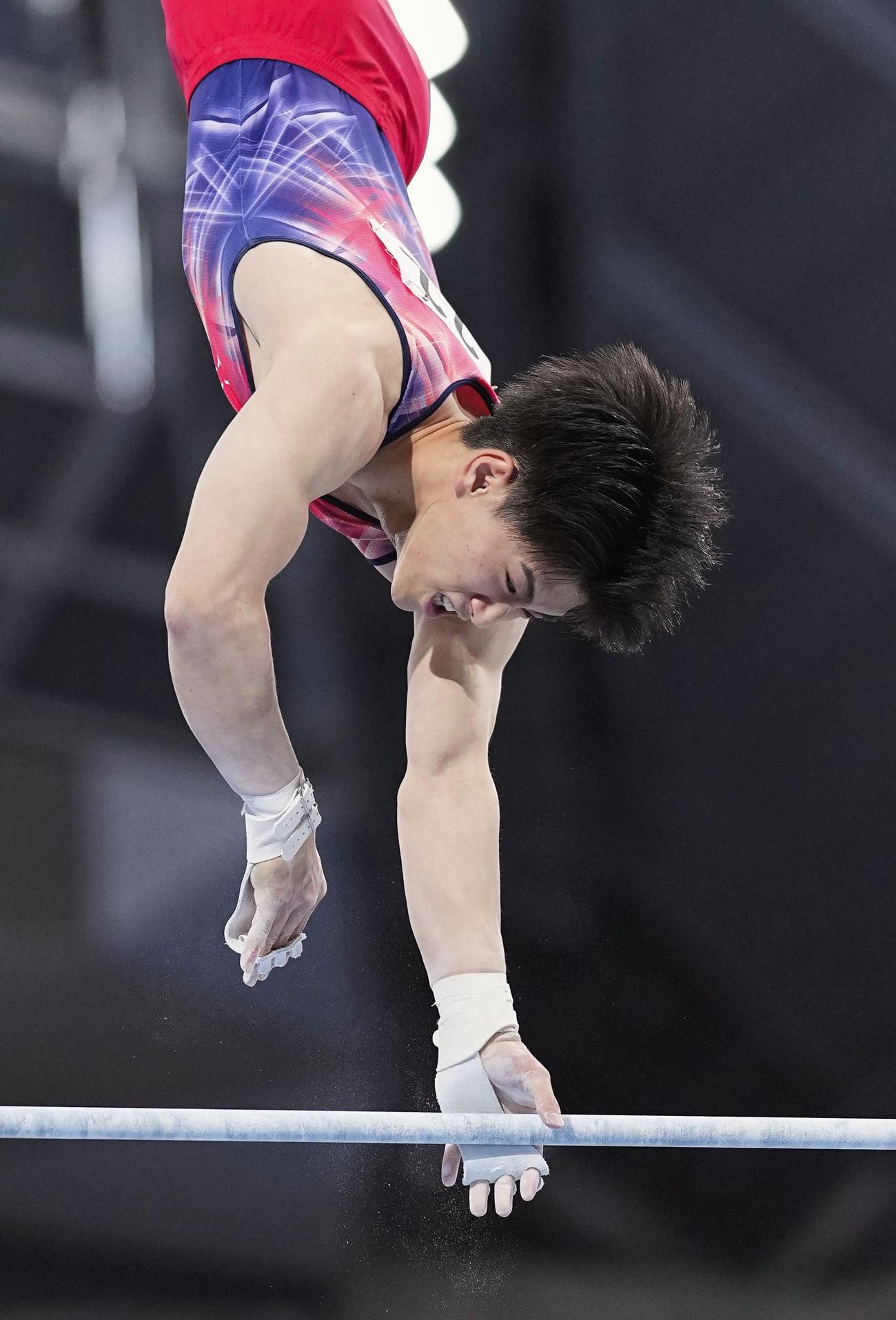 男子個人総合で3連覇した橋本大輝の鉄棒（共同）