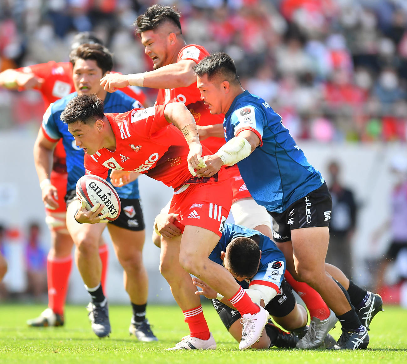 神戸対横浜　前半、ボールを手に前進する神戸SO李承信（撮影・清水貴仁）