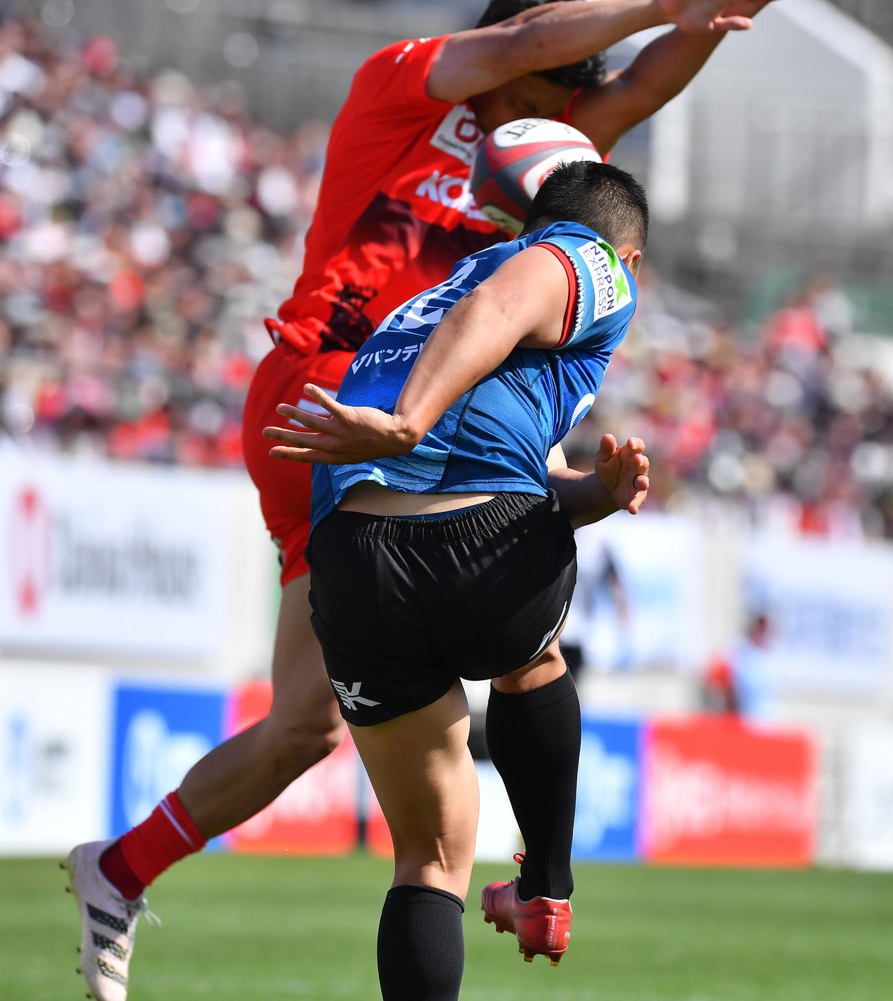神戸対横浜　後半、横浜キックをチャージする神戸WTB中（奥）がそのままボールをおさえトライを決める（撮影・清水貴仁）