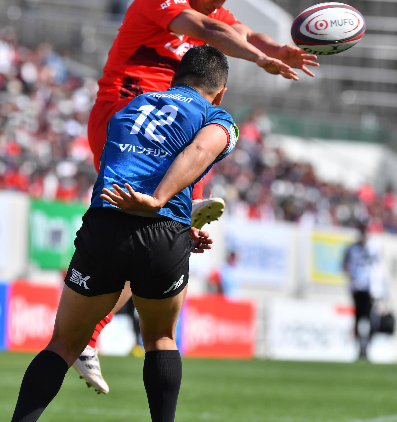 神戸対横浜　後半、横浜キックをチャージする神戸WTB中（奥）がそのままボールをおさえトライを決める（撮影・清水貴仁）