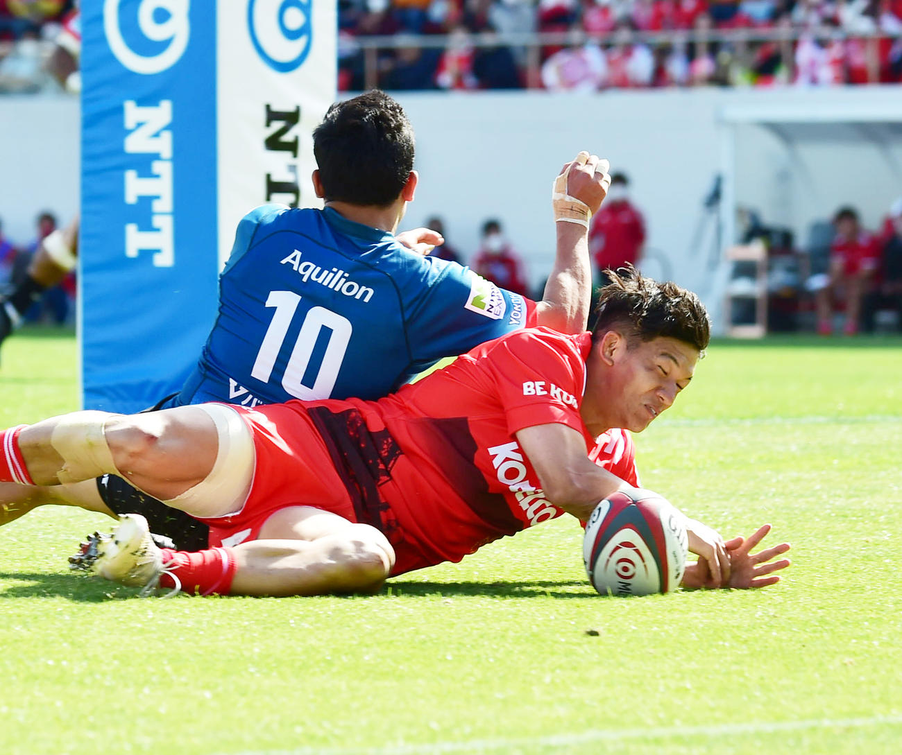 神戸対横浜　後半、横浜キックをチャージした神戸WTB中（右）がそのままボールをおさえトライを決める（撮影・清水貴仁）