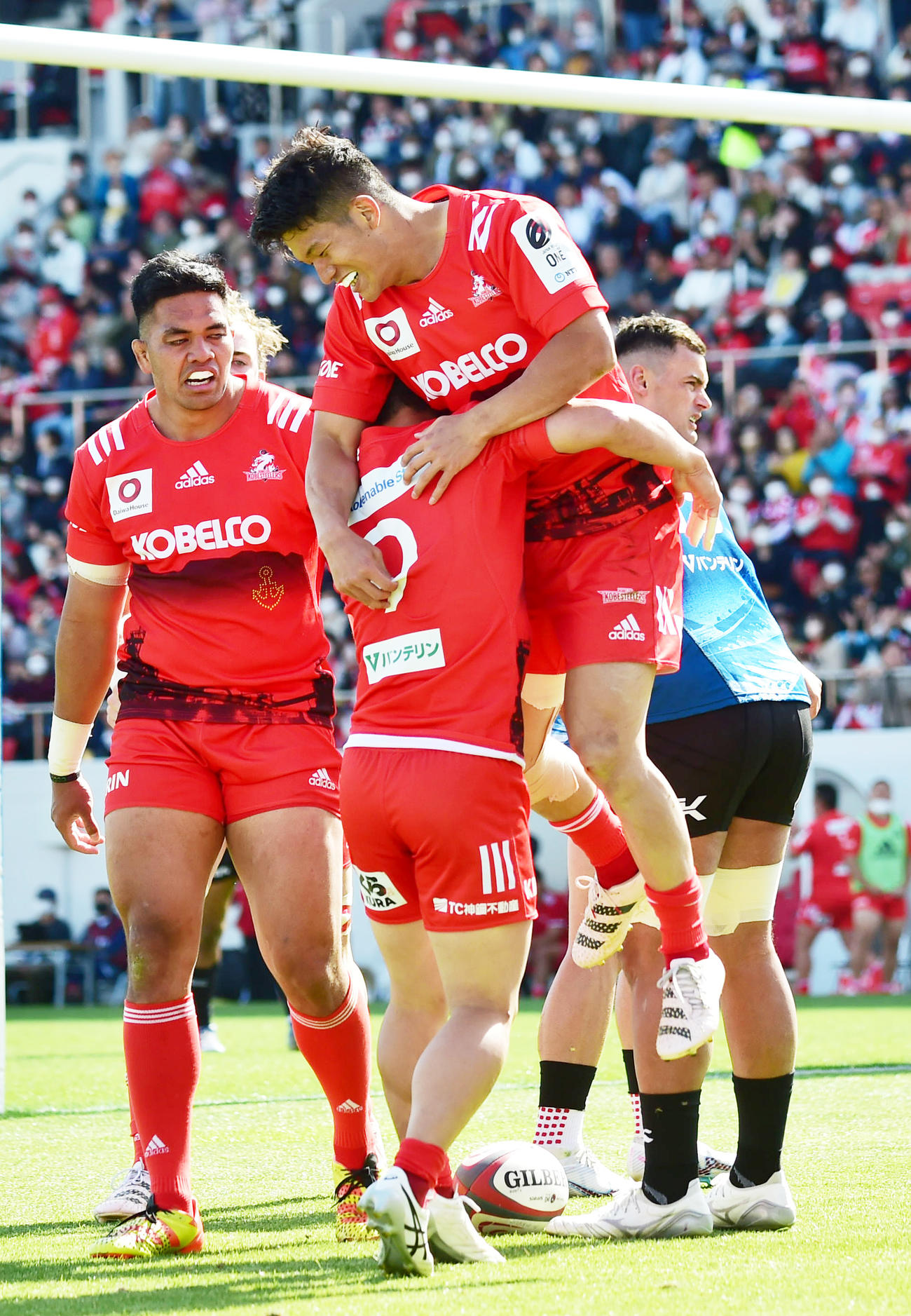 神戸対横浜　後半、横浜キックをチャージした神戸WTB中（右）がそのままボールをおさえトライを決める（撮影・清水貴仁）