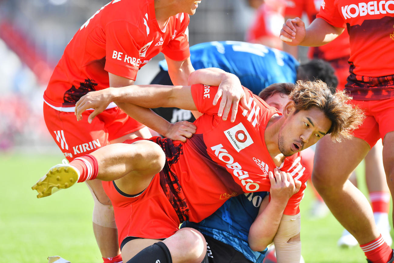 神戸対横浜　後半、味方パスから相手を守備を突破しトライを奪う神戸FB山中（撮影・清水貴仁）