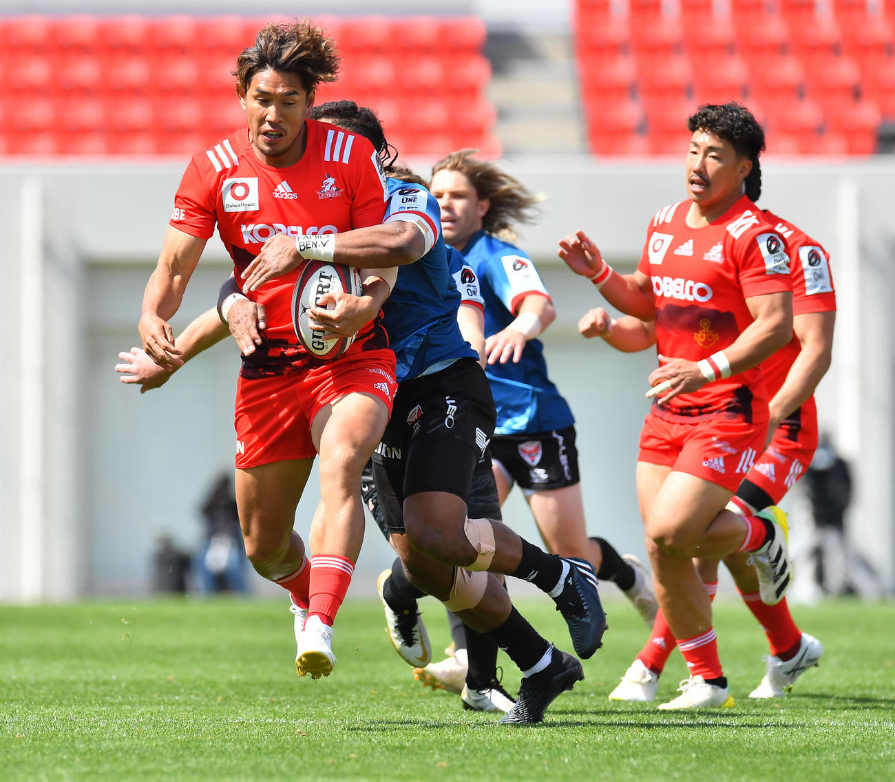 神戸対横浜　前半、タックルを受けながらも前進する神戸FB山中（左）（撮影・清水貴仁）