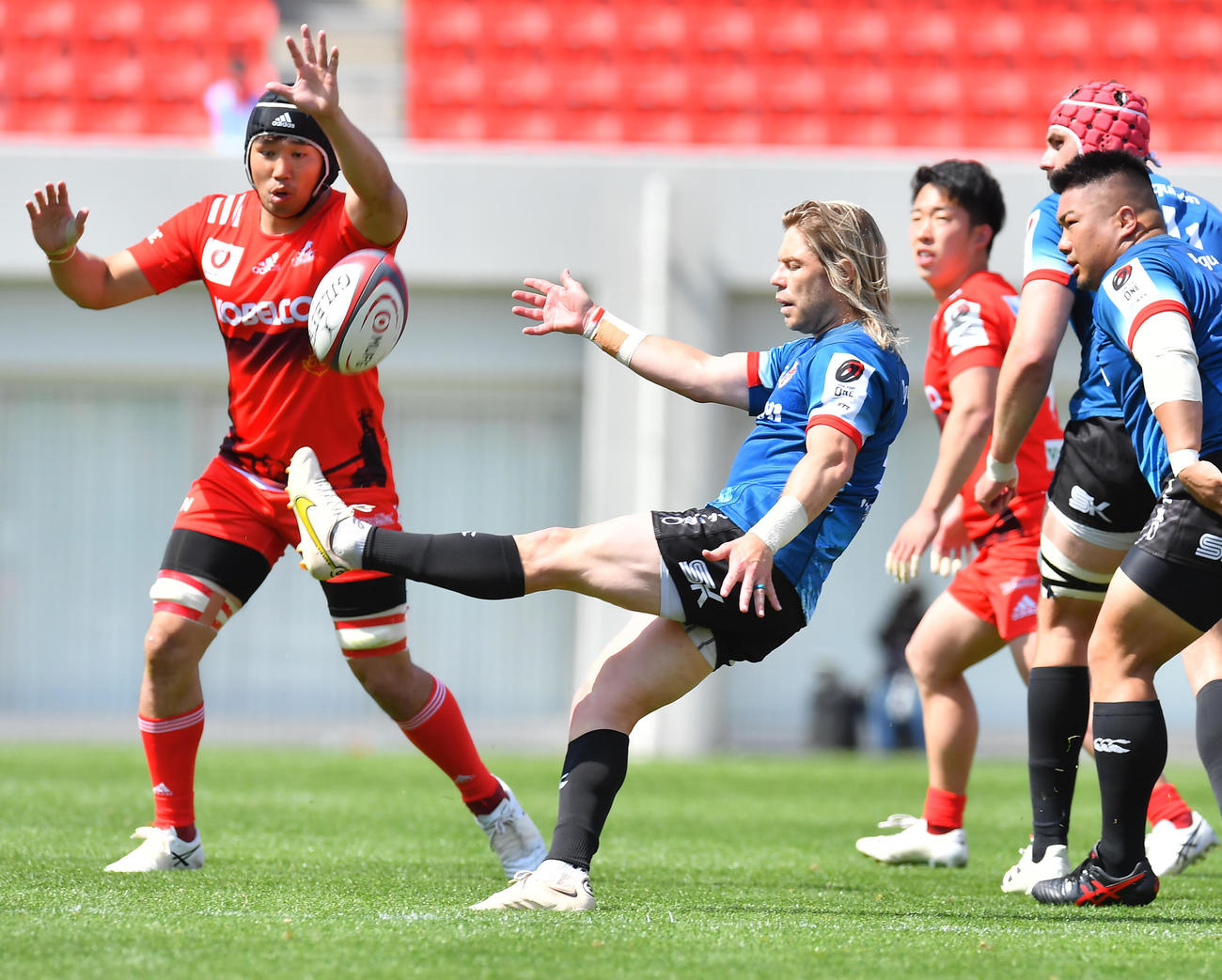 神戸対横浜　前半、スクラムからハイパントを蹴る横浜SHファフ・デクラーク（撮影・清水貴仁）