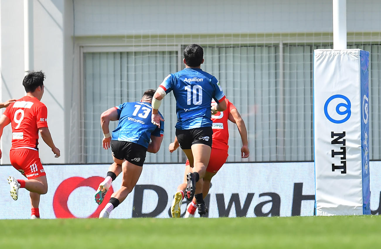 神戸対横浜　前半、ゴール中央にトライを決める横浜CTBジェシー・クリエル（13番）（撮影・清水貴仁）