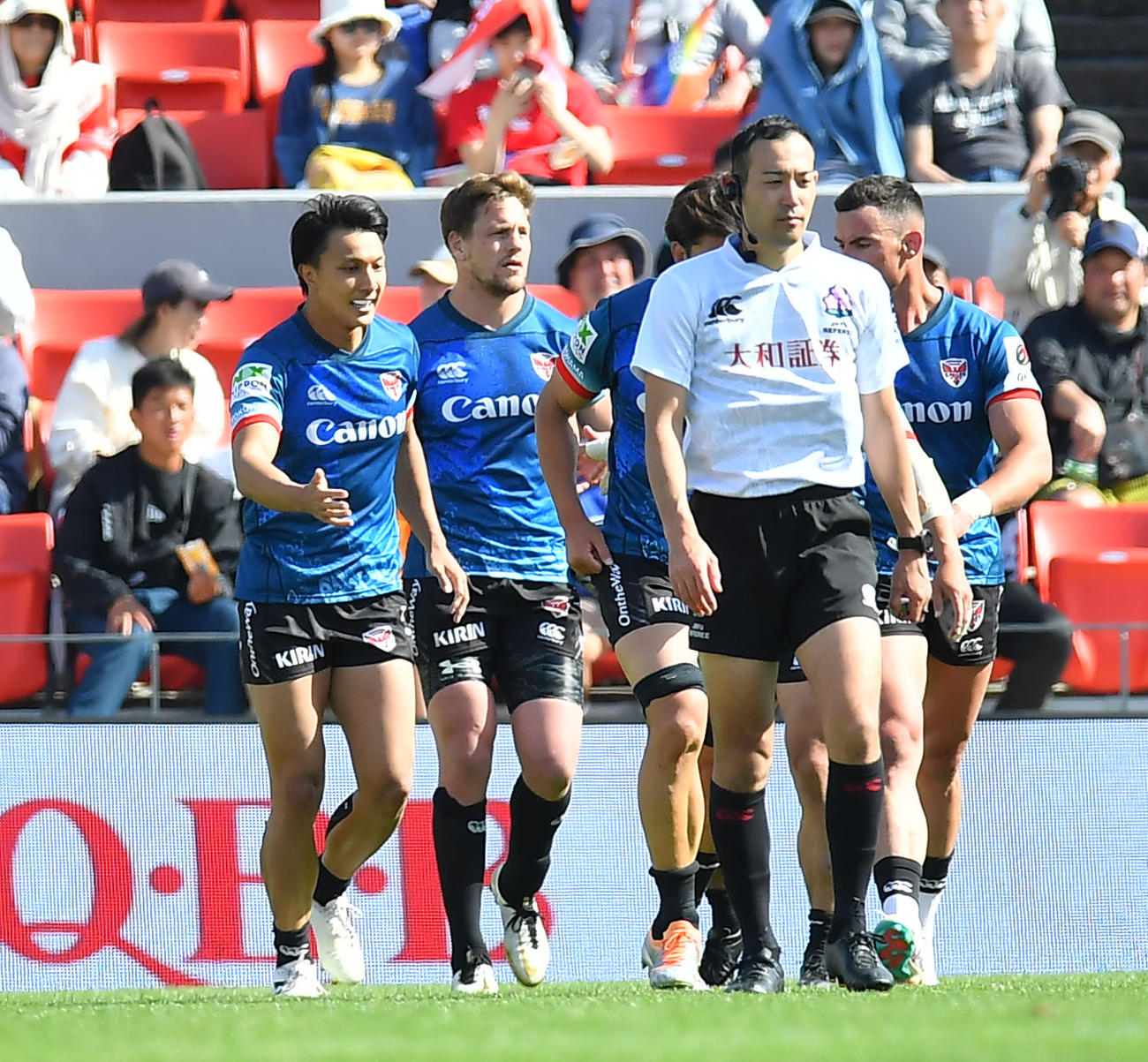 神戸対横浜　後半、相手タックルを外しトライを奪う横浜WTB松井（左）（撮影・清水貴仁）