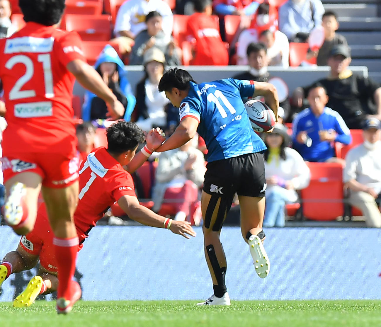神戸対横浜　後半、相手タックルを外しトライを奪う横浜WTB松井（右）（撮影・清水貴仁）