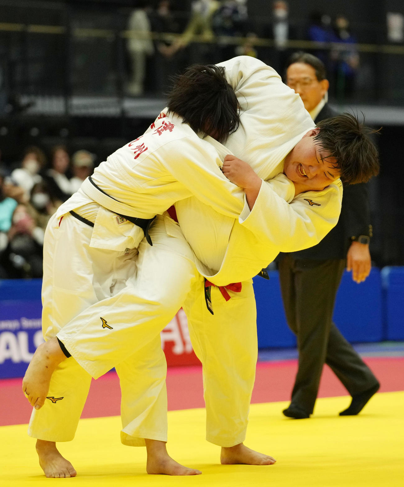 2回戦で梅津（左）に一本勝ちで勝利する朝比奈（撮影・横山健太）