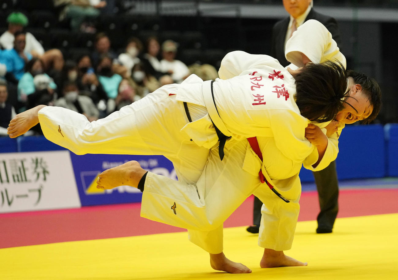 2回戦で梅津（左）に一本勝ちで勝利する朝比奈（撮影・横山健太）