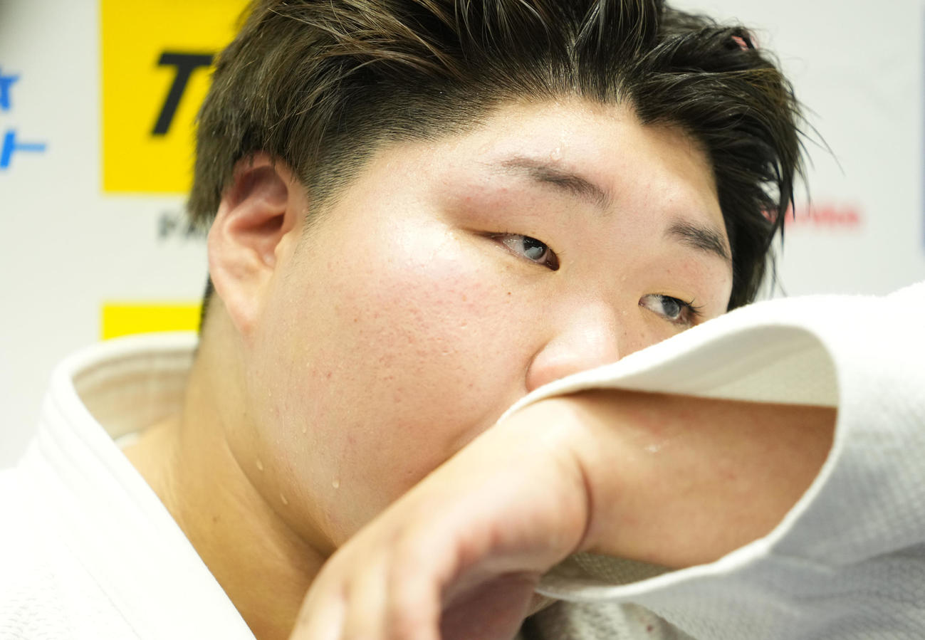 3回戦で敗れ肩を落とす朝比奈（撮影・横山健太）