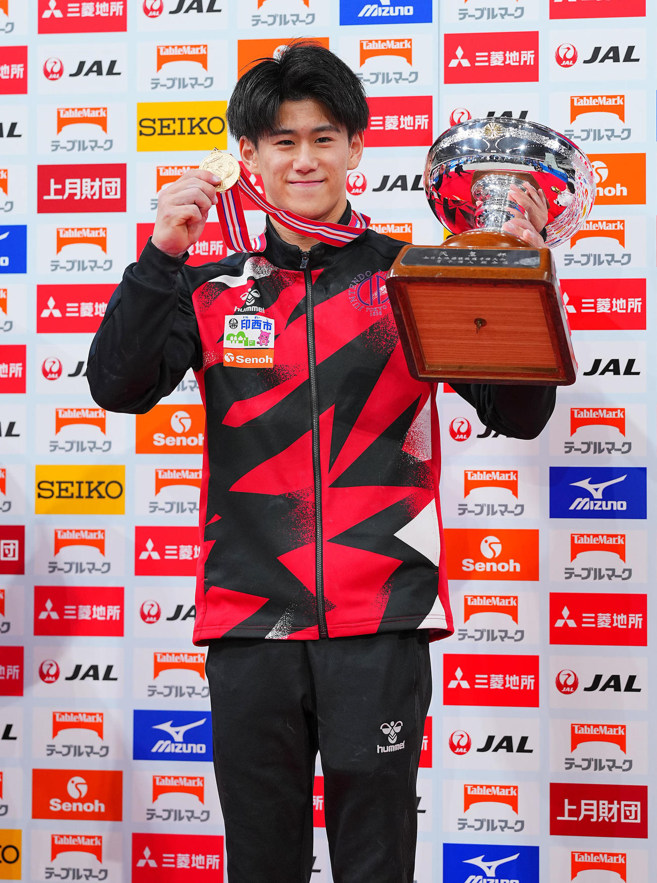 優勝した橋本はトロフィーとメダルを手に笑顔を見せる（撮影・垰建太）