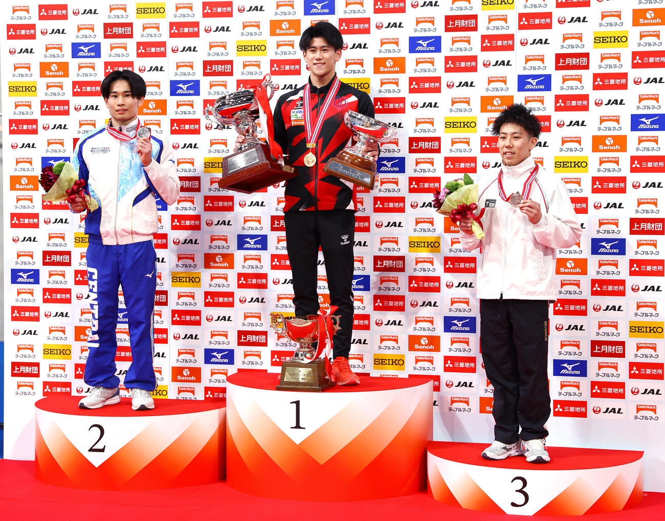 表彰式で写真に納まる1位橋本（中央）、2位萱（左）、3位杉本（撮影・垰建太）