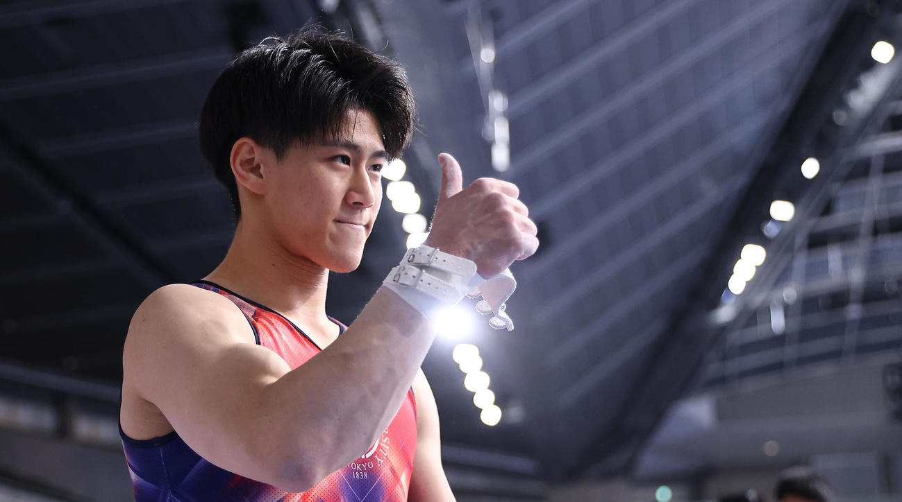 男子決勝、最終種目の鉄棒の演技を終えサムズアップする橋本（撮影・垰建太）