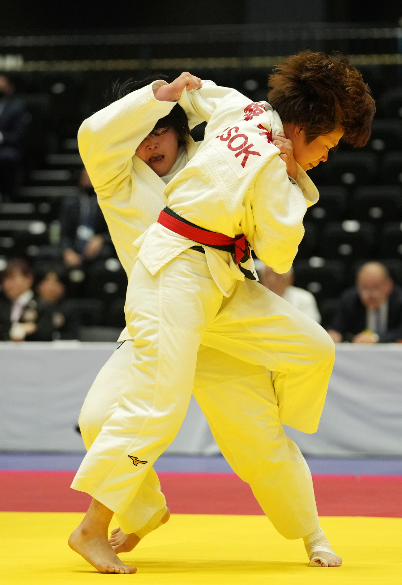 決勝で児玉（左）に勝利し皇后杯初優勝を果たした梅木（撮影・横山健太）