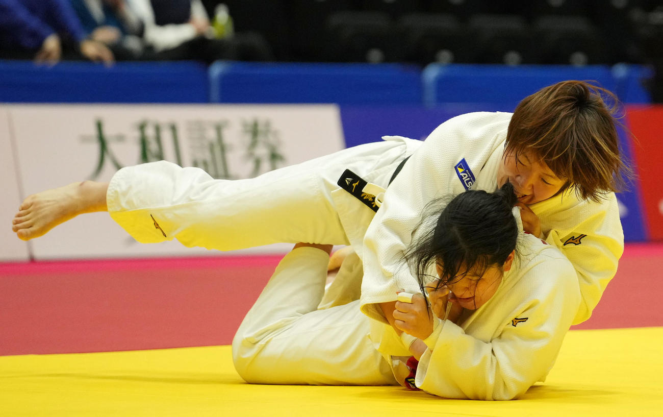 準決勝で池田（下）に一本勝ちで勝利した梅木（撮影・横山健太）