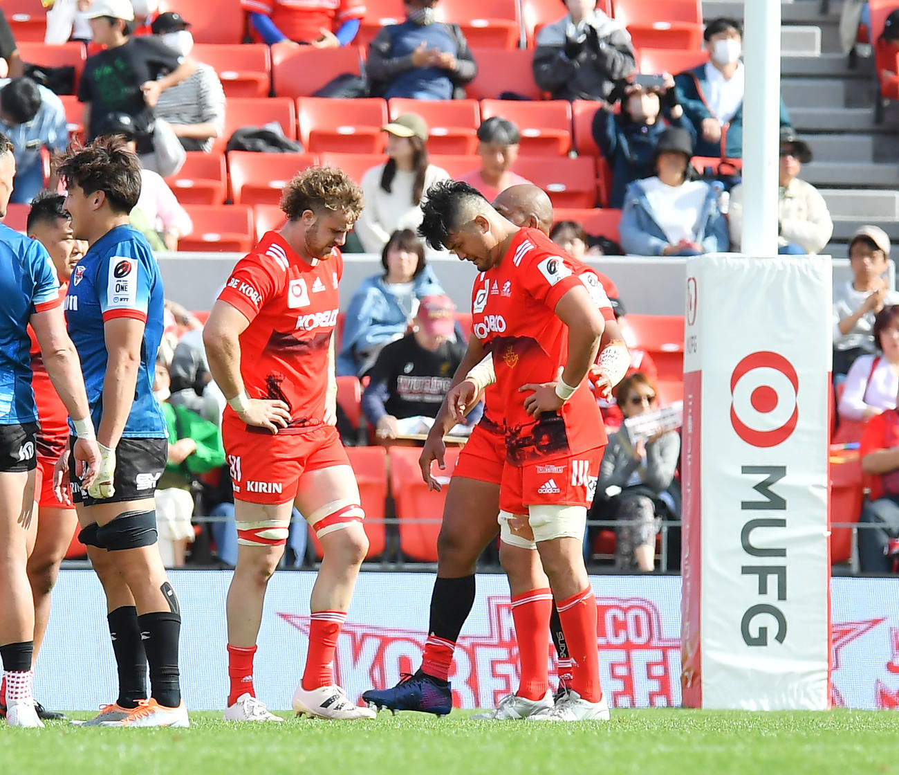神戸対横浜　シーズン最終戦に敗れガックリ肩を落とす神戸の選手たち（撮影・清水貴仁）