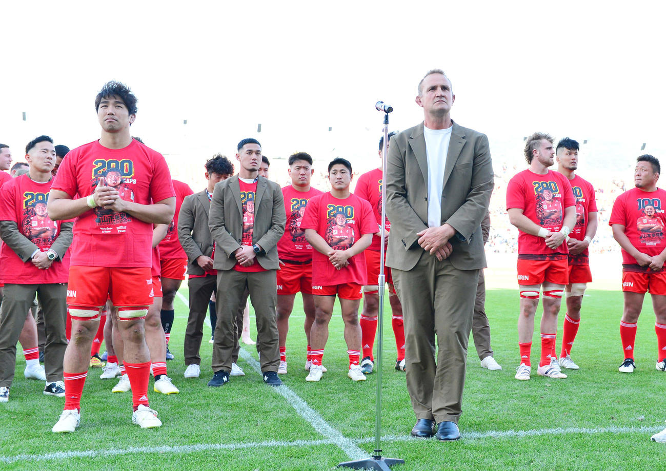 神戸対横浜　シーズン最終戦を終えあいさつを行う神戸ホルテンヘッドコーチ（右）と橋本主将（撮影・清水貴仁）