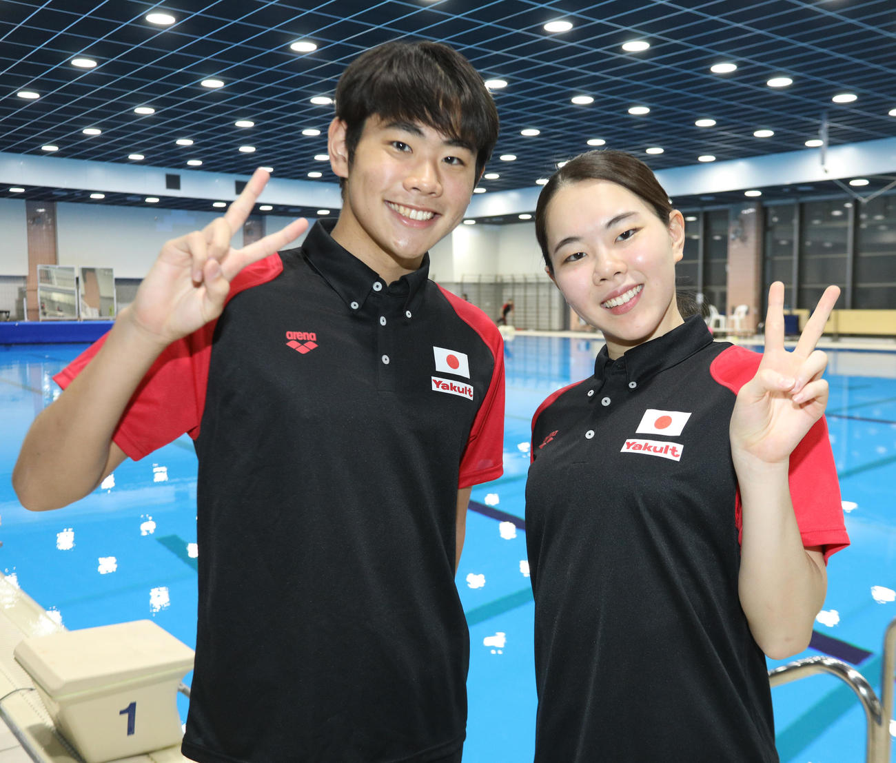 練習後、笑顔でオーズを決める姉・佐藤友花（右）と弟・佐藤陽太郎（撮影・中島郁夫）