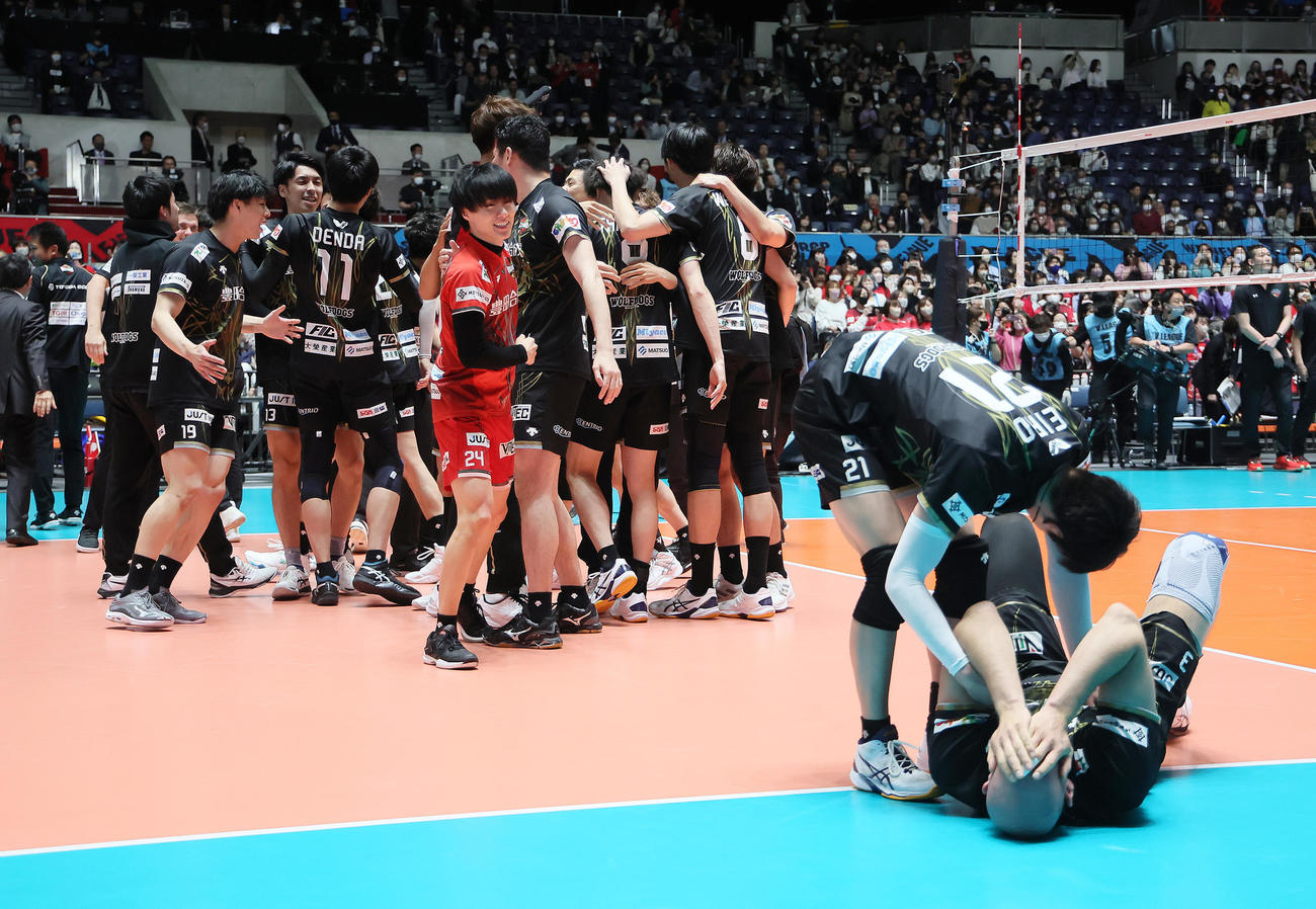 サントリー対名古屋　優勝を決め、コートに倒れ込み喜ぶ名古屋バルトシュ（右端）（撮影・足立雅史）