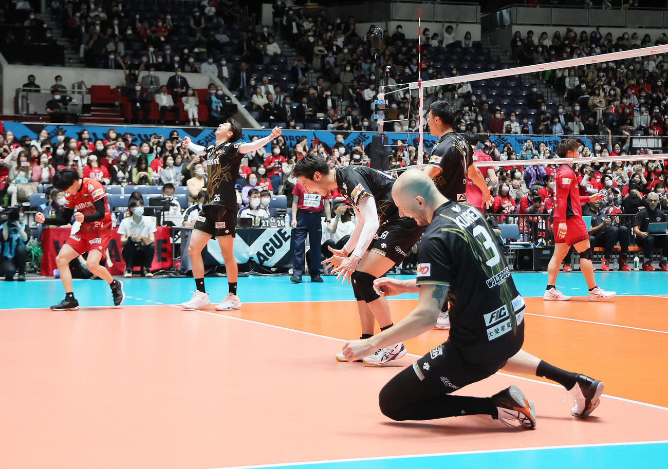 サントリー対名古屋　優勝を決め歓喜する名古屋バルトシュ（右端）ら（撮影・足立雅史）