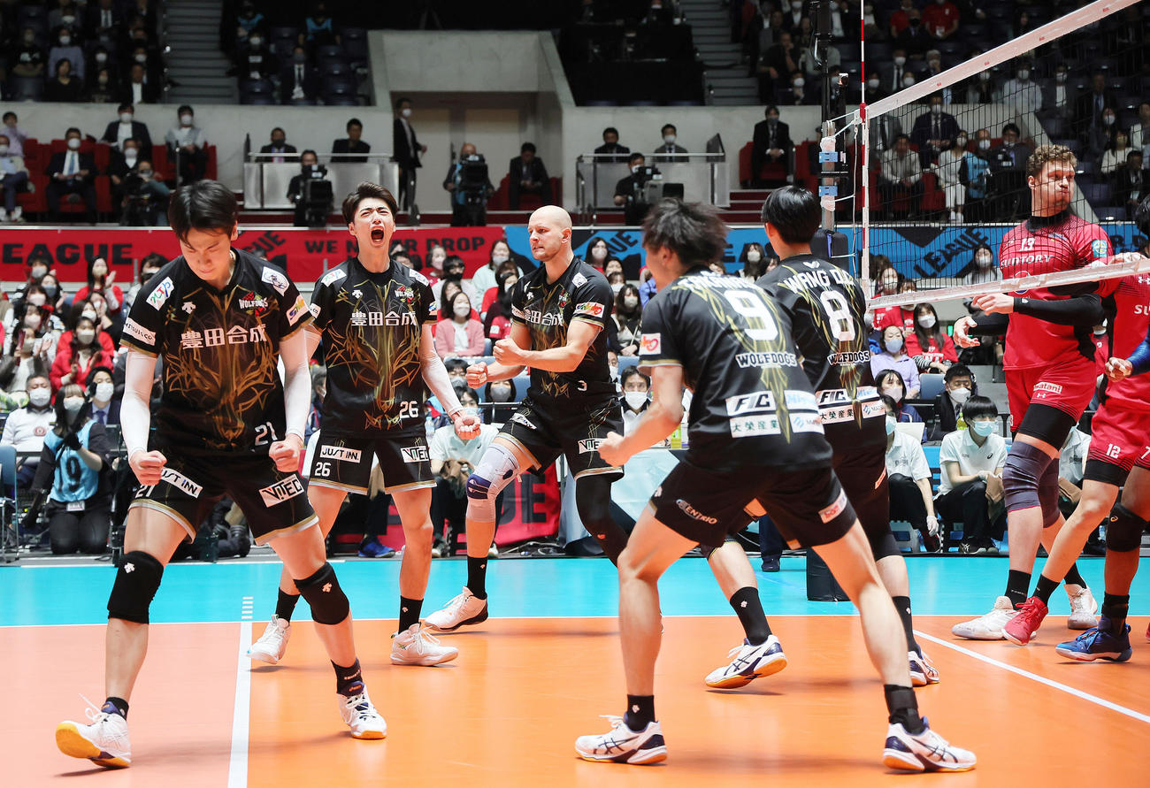 サントリー対名古屋　第3セット、得点を奪い喜ぶ名古屋バルトシュ（中央）ら（撮影・足立雅史）