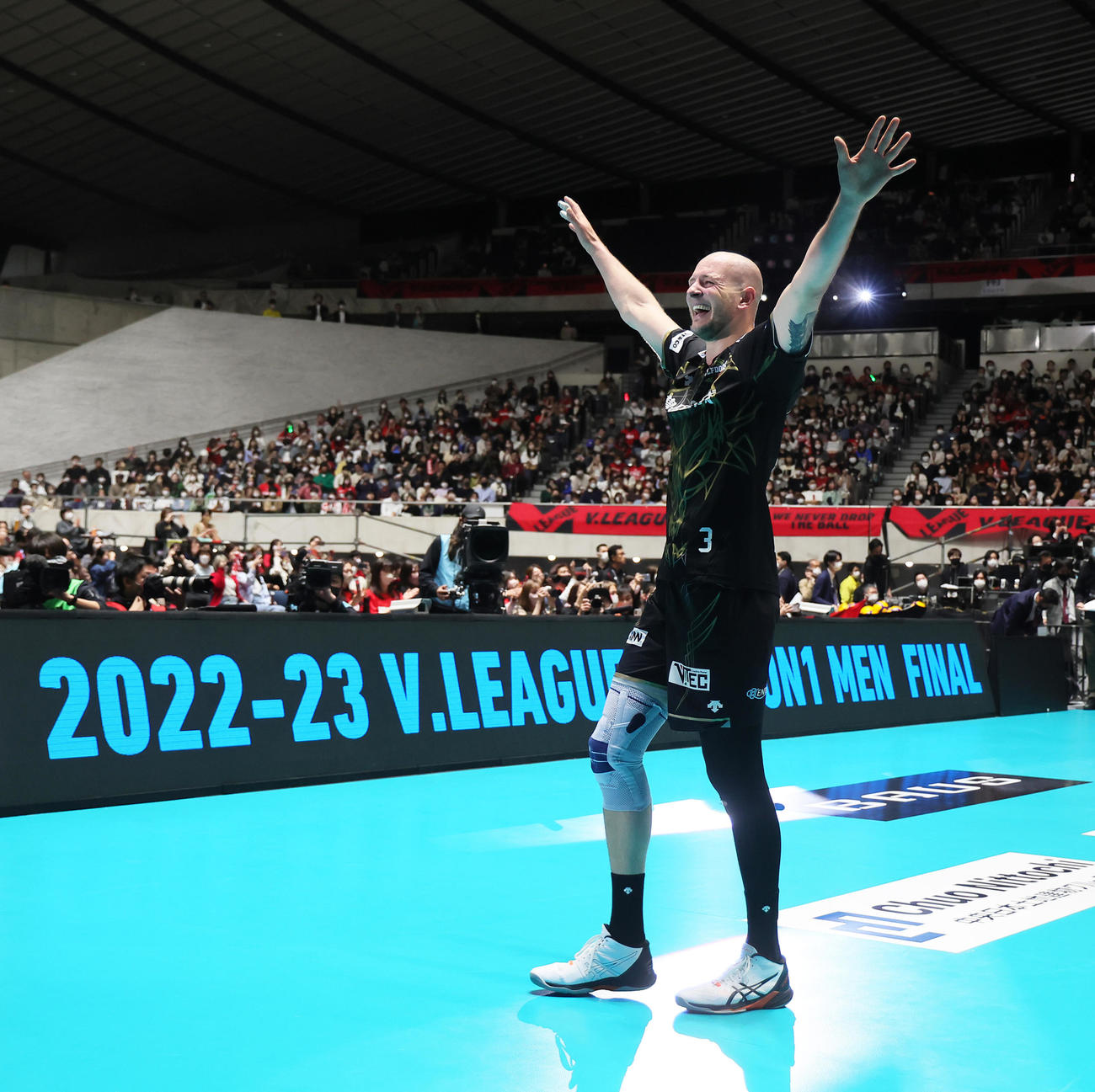 サントリー対名古屋　優勝を決めバンザイする名古屋バルトシュ（撮影・足立雅史）