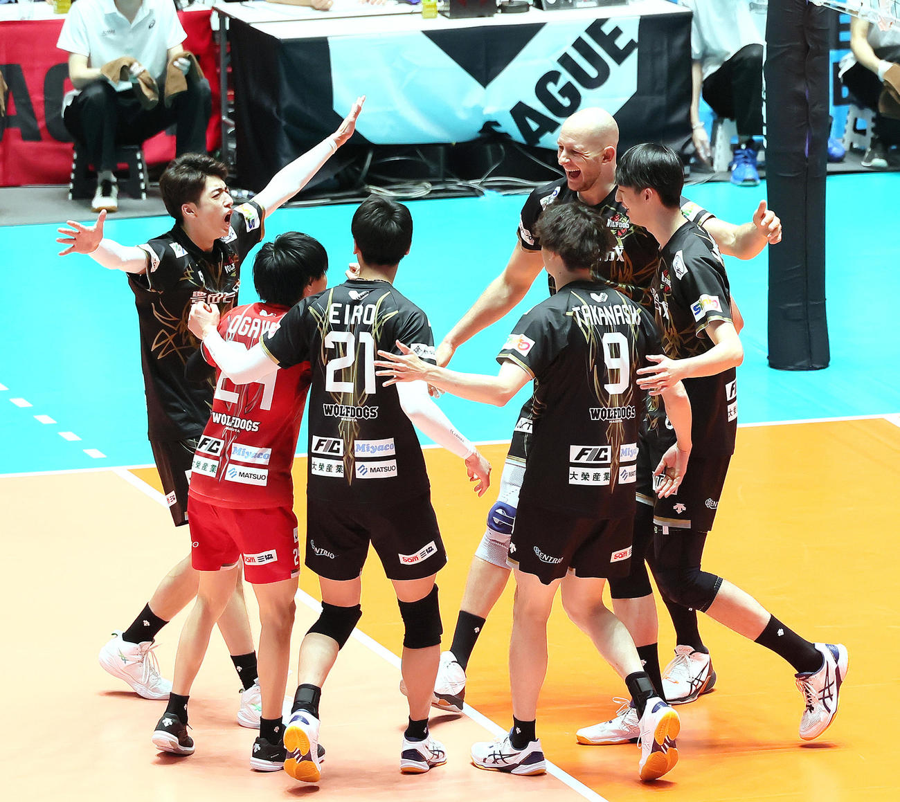 サントリー対名古屋　第1セット、得点を奪い喜ぶ名古屋バルトシュ（後方右から2人目）ら（撮影・足立雅史）