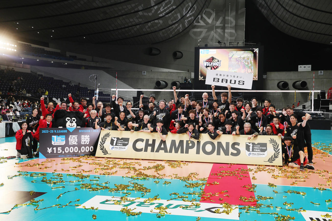 サントリー対名古屋　優勝し歓喜する名古屋の選手ら（撮影・足立雅史）