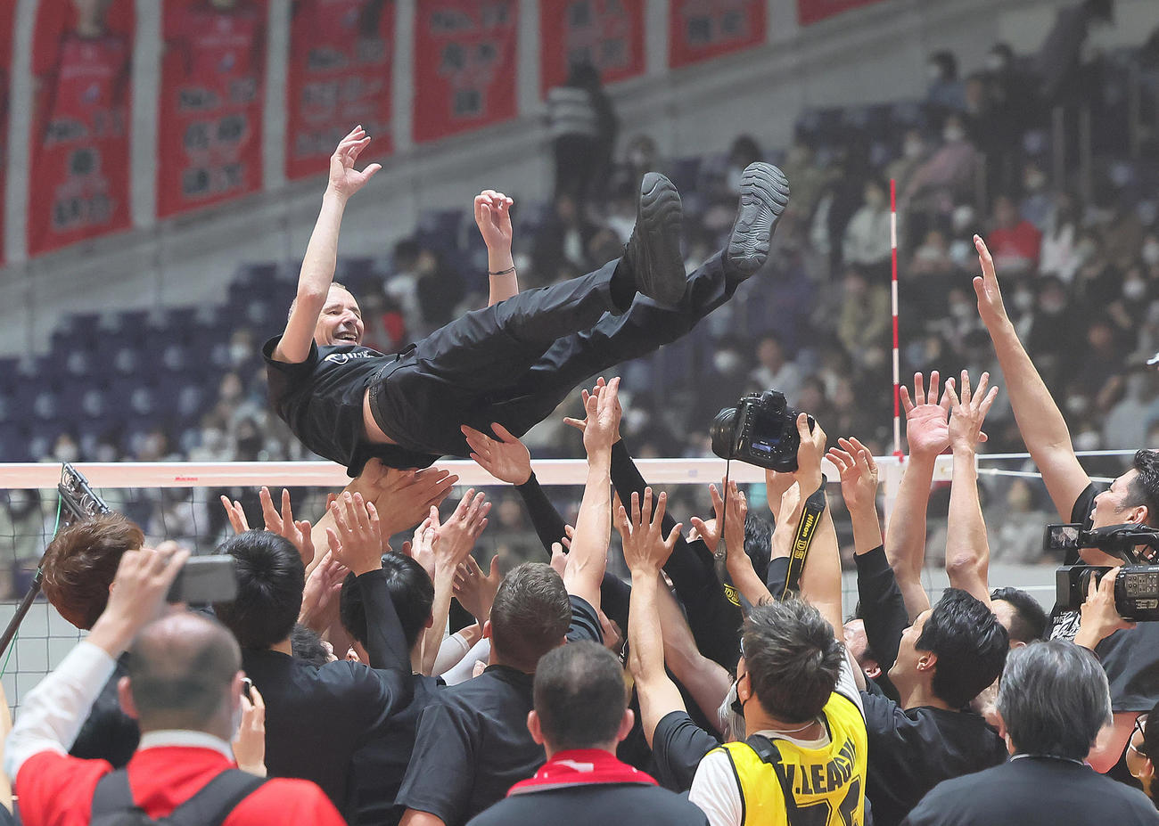 サントリー対名古屋　優勝し胴上げされる名古屋バルドヴィン監督（撮影・足立雅史）