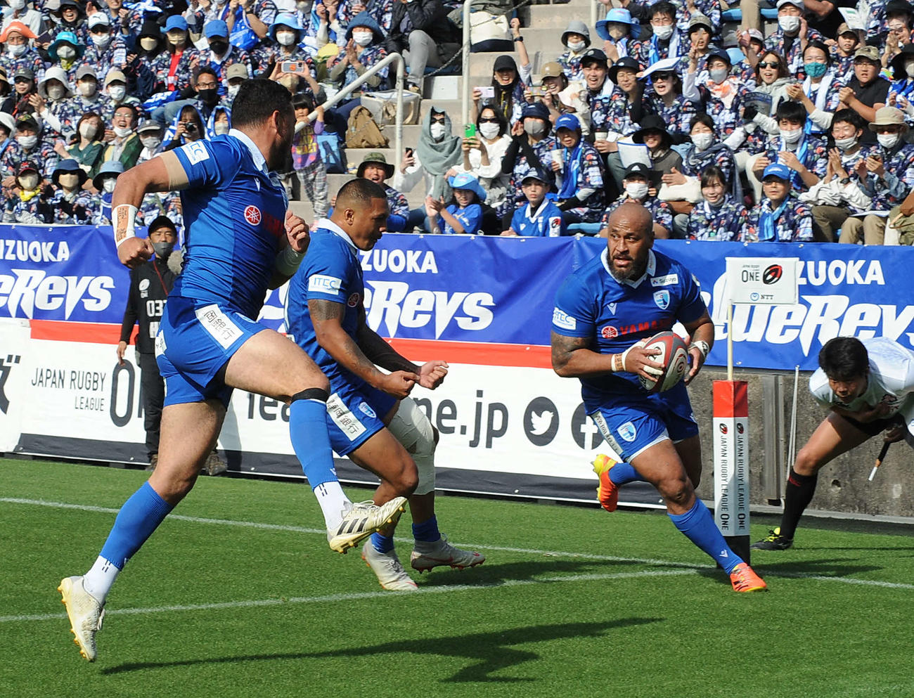 後半17分、トライする静岡ブルーレヴズのタヒトゥア（左）