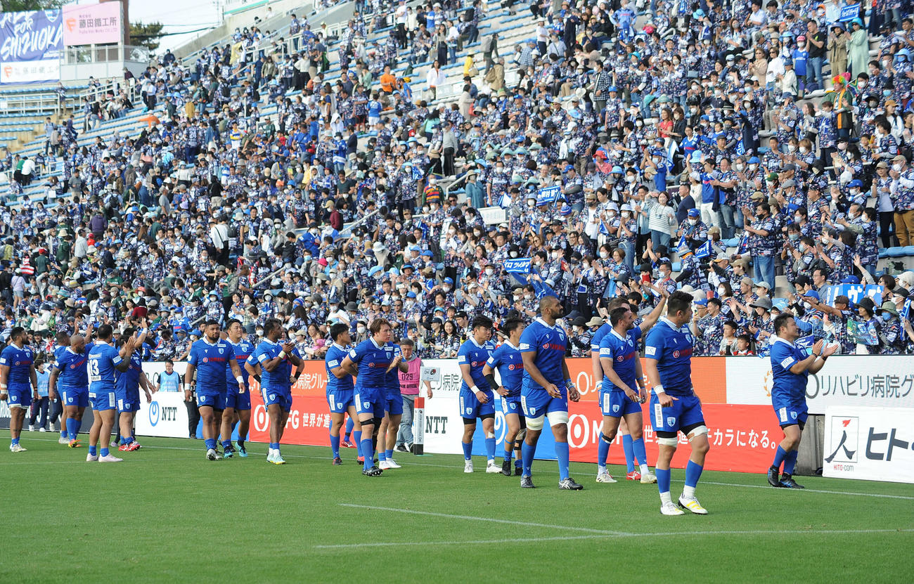 試合後、スタンドのファンにあいさつする静岡ブルーレヴズの選手ら
