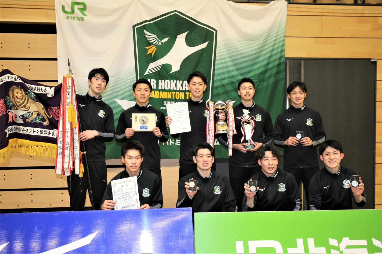 JR北海道のメンバーは、4年ぶり28回目の優勝に笑顔（撮影・中島洋尚）