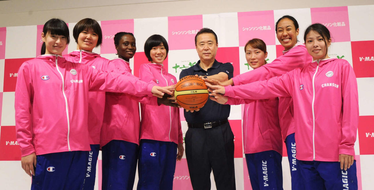 発表会見に臨んだ左から水野、谷村主将、ディヤイ、野口、丁HC、坂井、ワシントン、坂田（2019年8月7日撮影）