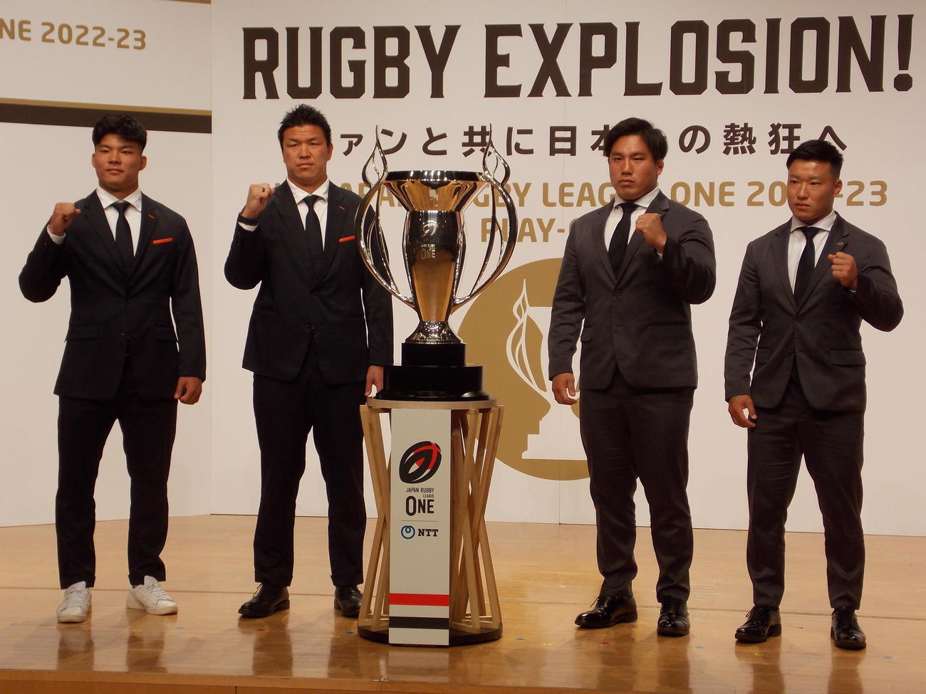 リーグワンの優勝トロフィーを前にポーズを決める、右から東京SGの斎藤、堀越、東京ベイの立川、木田（撮影・松本航）