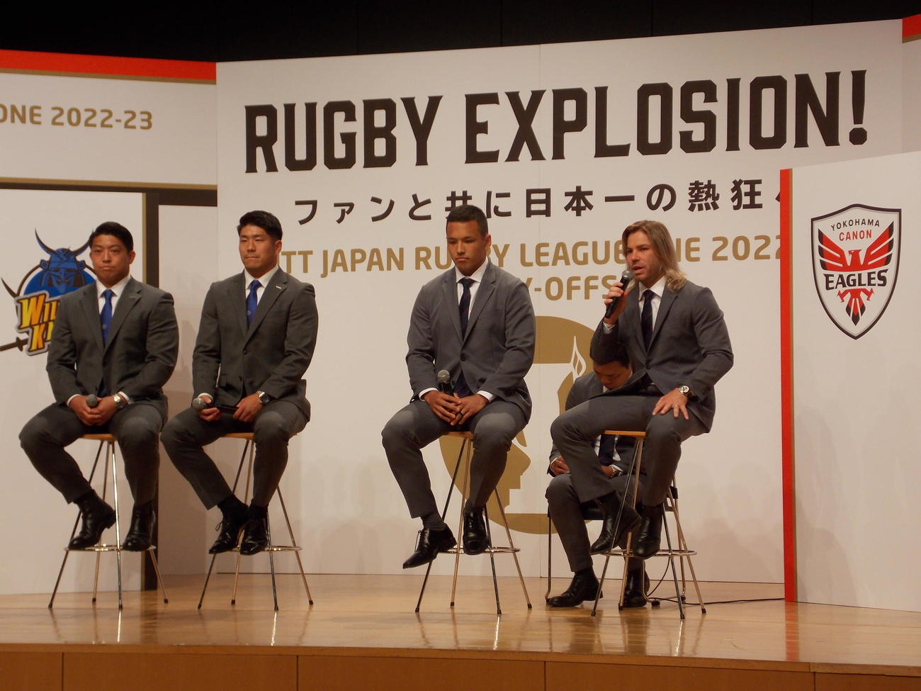 リーグワン準決勝に向けてのトークで思いを語り合う右から横浜のファフ・デクラーク、梶村祐介、埼玉の松田力也、坂手淳史（撮影・松本航）