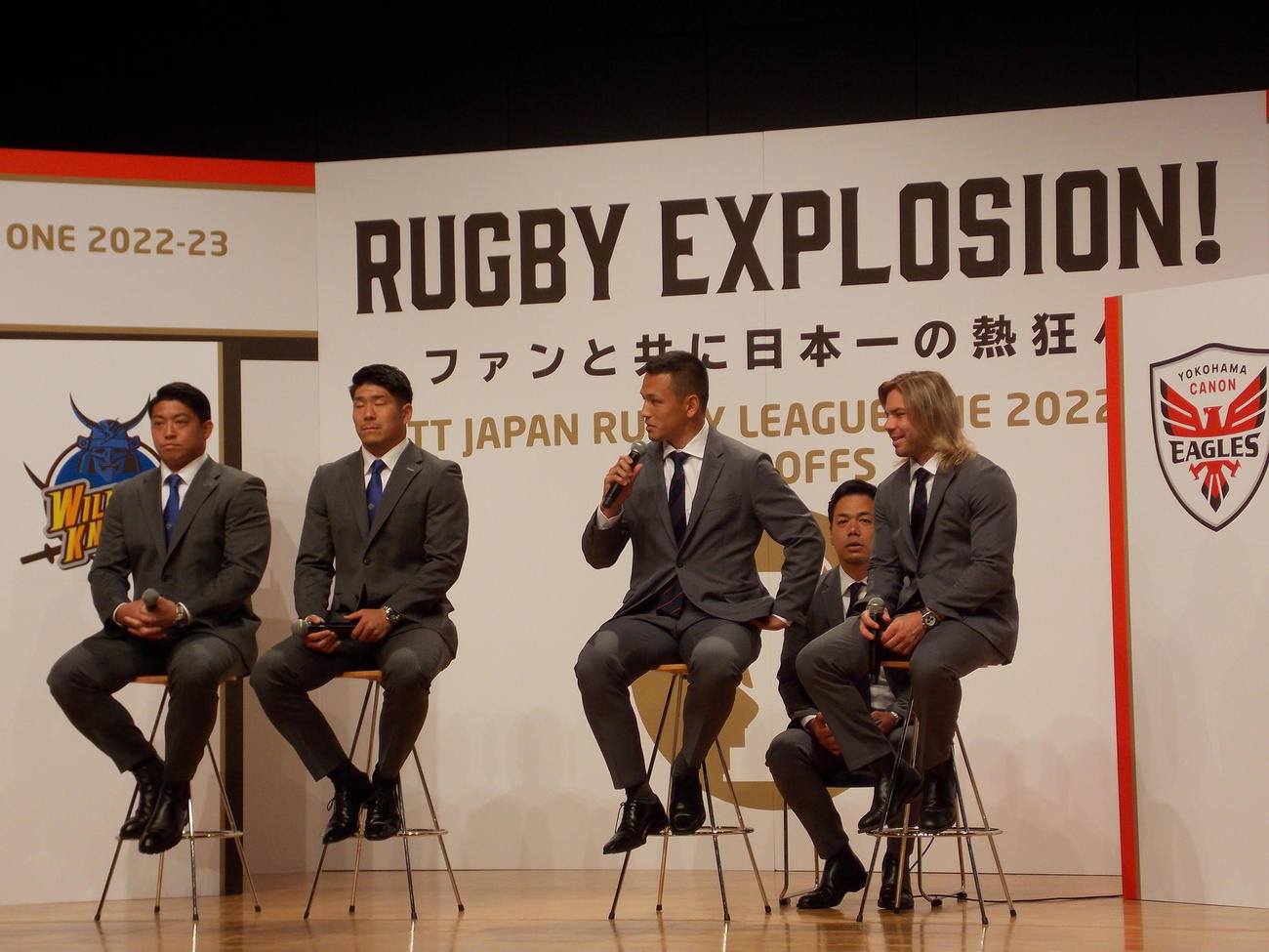 リーグワン準決勝に向けてのトークで笑顔を見せる右から横浜のファフ・デクラーク、梶村祐介、埼玉の松田力也、坂手淳史（撮影・松本航）