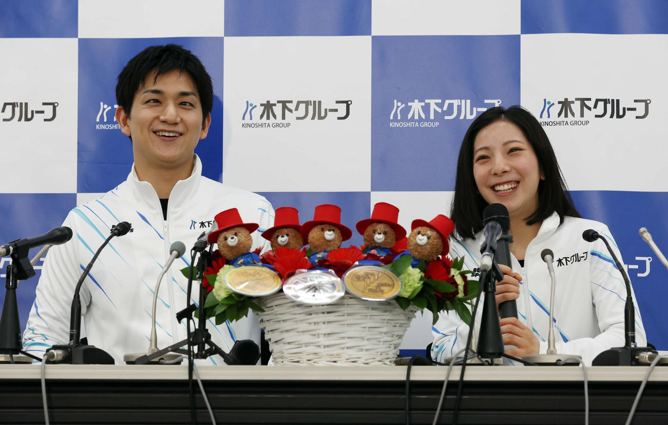 年間グランドスラム達成報告会で笑顔で話す木原（左）と三浦組（撮影・宮地輝）