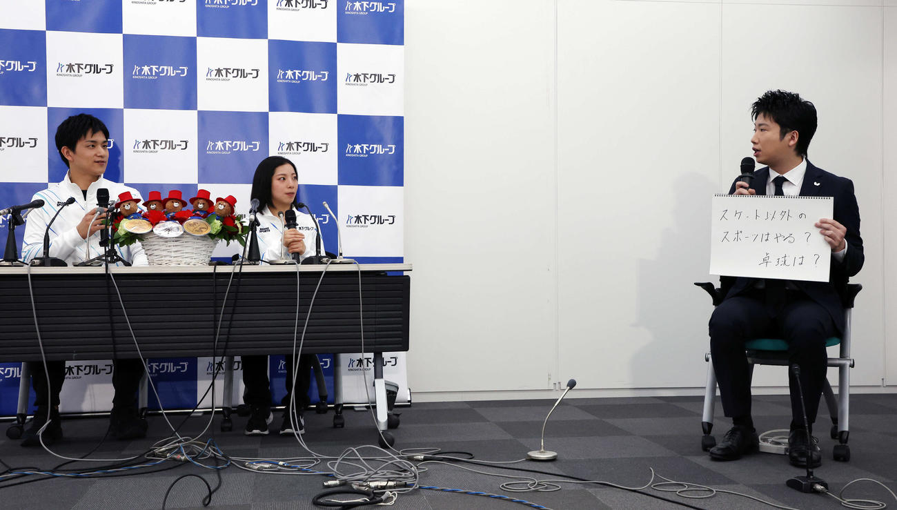 年間グランドスラム達成報告会で水谷隼氏（右）の質問に答える木原（左）と三浦組（撮影・宮地輝）
