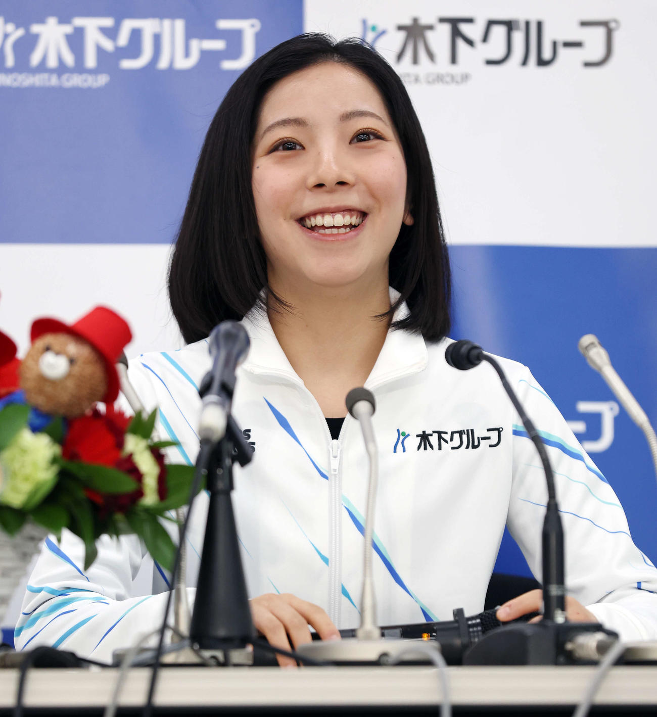 年間グランドスラム達成報告会で笑顔を見せる三浦（撮影・宮地輝）